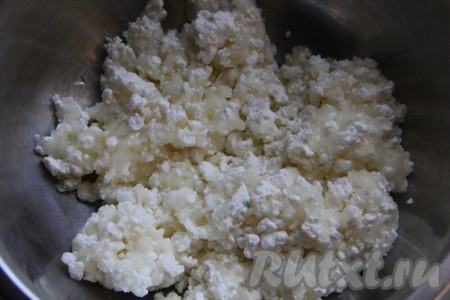 Творог смешать с содой и оставить на 1 час. Передерживать творог не стоит, 50-60 минут вполне хватит. Творог посветлеет и станет прозрачным.