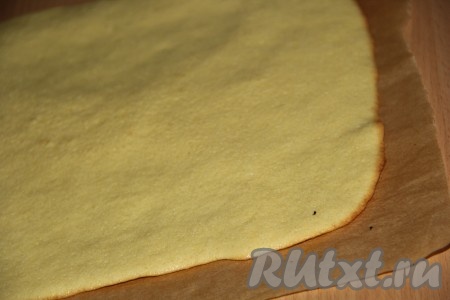 Поставить противень с тестом в разогретую духовку и выпекать 10 минут. Готовый корж достать из духовки.