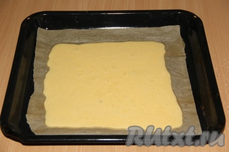 Противень застелить пергаментом. Духовку разогреть до 180 градусов. Вылить тесто на противень, застеленный бумагой (или ковриком) для выпечки, и разровнять. Очень важно, чтобы пергамент был качественным, тогда корж не пристанет к бумаге.