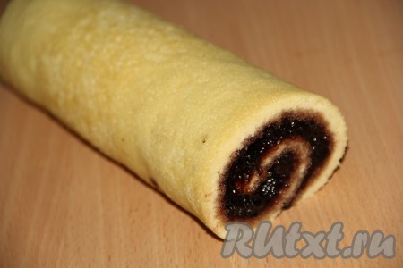 Аккуратно свернуть тёплый корж, смазанный смородиновым вареньем, в рулет. Затем полностью его остудить.