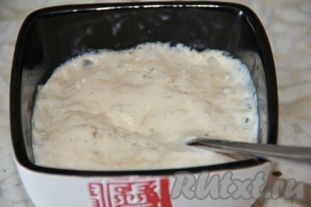 Начнём с замешивания теста. Для этого в небольшую ёмкость нужно всыпать дрожжи, влить 100 миллилитров тёплого молока (температура молока должна быть не выше 38-40 градусов), добавить сахар, соль, 1 чайную ложку муки от общего количества, указанного в ингредиентах, хорошо перемешать и оставить получившуюся опару в тёплом месте минут на 10-15 (до появления на поверхности пенной шапочки). На фото видно, как хорошо у меня запенилась опара.