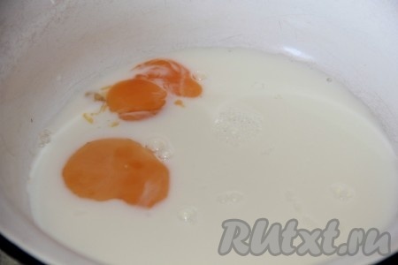 В отдельной ёмкости соединить яичные желтки и 150 миллилитров тёплого молока (я подогрела молоко примерно до 38 градусов в микроволновке, более горячим молоко быть не должно), добавить запенившуюся опару, перемешать.