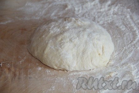 Частями всыпая в получившуюся смесь муку и каждый раз полностью вмешивая её, замесить очень нежное, чуть липнущее к рукам тесто. Лишнюю муку желательно не добавлять, чтобы не забить тесто. Вымесить тесто руками в течение 7-10 минут. Поместить тесто в миску. Прикрыть миску полотенцем и оставить в тёплом месте минут на 30-40 (до увеличения теста в объёме минимум в 2 раза).