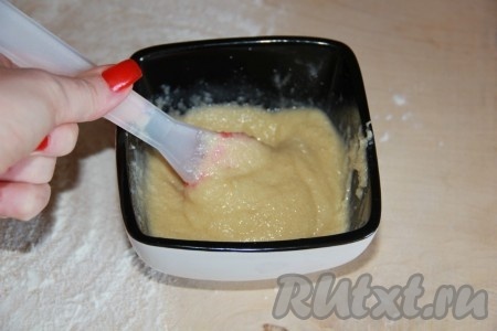 После того как тесто поднимется, сразу нужно заняться начинкой для булочек. Сливочное масло для начинки должно быть комнатной температуры, поэтому его нужно будет достать из холодильника заранее. В небольшой ёмкости соединить масло с сахаром, растереть до однородности.