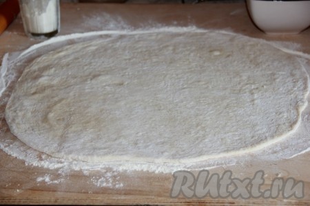 Затем на поверхности, посыпанной мукой, раскатать поднявшееся тесто в пласт толщиной ориентировочно 2 миллиметра.