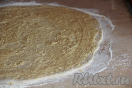 Смазать раскатанное тесто смесью масла и сахара.