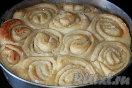 По прошествии 15 минут влить к улиткам оставшуюся молочную заливку и готовить булочки ещё где-то 20 минут (до коричнево-красного цвета).