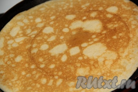 Сковороду хорошо разогреть. Смазать сковороду растительным маслом только для первого блина. Выпекать блины с двух сторон до золотистой корочки.&nbsp;
