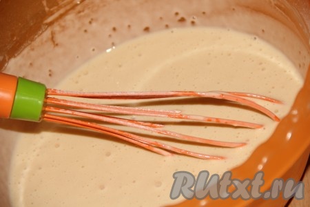 С помощью венчика перемешать тесто, чтобы оно стало однородным, без комочков. Консистенция теста, как на обычные блины.
