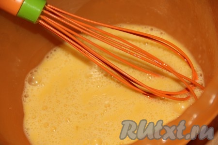 Яйца слегка взбить венчиком, затем добавить сахар, соль и гашёную соду.
