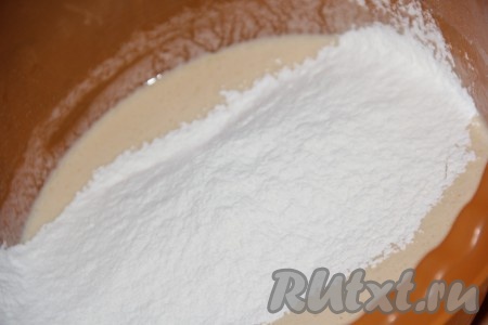 Затем всыпать просеянную муку.