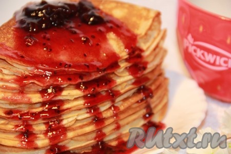 Подать бины горячими с вареньем или сгущёнкой. Блинчики на ряженке получаются очень нежными и вкусными.
