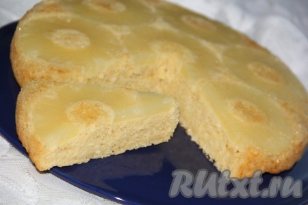 Нарезать на порции и можно наслаждаться прекрасным вкусом и ароматом пирога, приготовленного с ананасами и кокосовой стружкой.