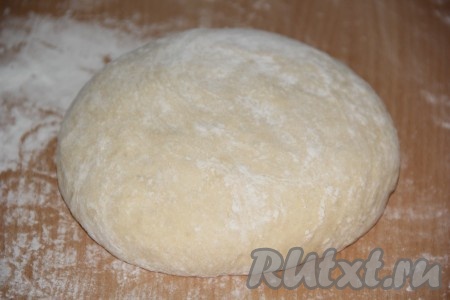 В тёплой воде развести дрожжи с сахаром и оставить опару в тепле на 15 минут, чтобы дрожжи ожили. В глубокую миску влить молоко, растопленное сливочное масло, добавить яйцо и соль. Всё хорошо перемешать, затем влить опару. Всыпать просеянную муку и замесить тесто. Выложить тесто на стол и хорошо вымесить руками. Тесто должно получиться мягким, упругим и хорошо держать форму. Накрыть тесто полотенцем и оставить на столе на 1,5 часа. Тесто должно увеличиться в два раза.