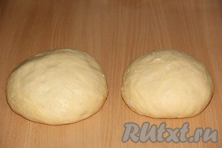 При работе с тестом руки смазать растительным маслом. Готовое тесто разделить на две части. Одна часть теста должна быть чуть больше другой.