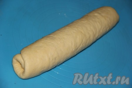 Свернуть тесто в плотный рулет.