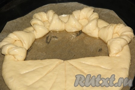 Из каждой части теста сформировать лепесток и откинуть его на край теста.
