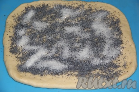 Вторую часть теста раскатать в прямоугольник (не тонко!). Смазать пласт теста растительным маслом, посыпать маком и сахаром.