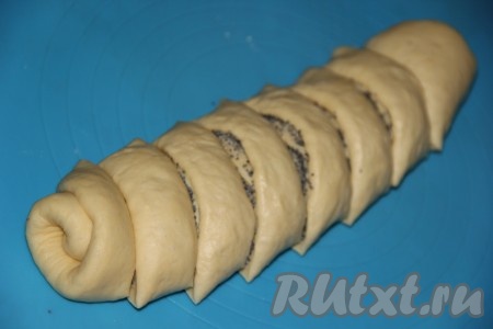 Разрезать рулет на 8 частей.