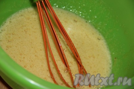 В глубокой миске яйца слегка взбить венчиком. Затем добавить сахар и ванильный сахар. Всё хорошо взбить.
