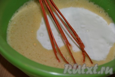 Далее влить кефир и перемешать. 