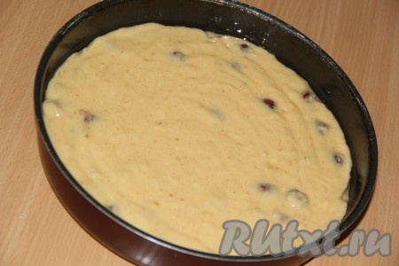 Форму для выпекания смазать растительным маслом. Выложить тесто в форму и разровнять. 
