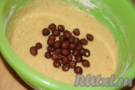 Добавить в тесто орехи и перемешать.&nbsp;
