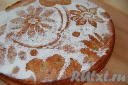 Поставить пирог в духовку, разогретую до 180 градусов, и выпекать примерно 40-45 минут. Готовность проверить сухой зубочисткой. Пирог из сухарей остудить на решётке и по желанию посыпать сахарной пудрой. Сухарник, приготовленный по этому рецепту, получается рыхлым, вкусным. Прекрасная выпечка для семейного чаепития!
