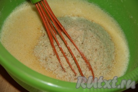 У меня в наличии всегда есть готовые измельчённые сухари. У кого их нет, можно купить в магазине или приготовить дома. Белый или черный подсохший хлеб нарезать на кубики и зажарить в духовке до золотистой корочки, остудить, а затем измельчить в блендере. Всыпать сухари в яично-кефирную смесь и хорошо перемешать.
