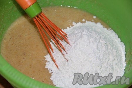 В получившуюся массу добавить просеянную муку, разрыхлитель и хорошо перемешать.
