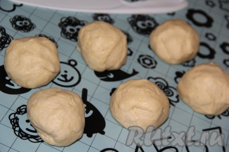 Готовое тесто достать из холодильника и разделить на 6 частей.