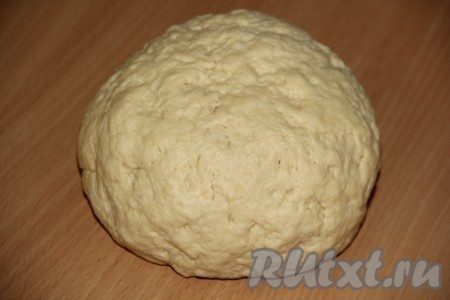 Добавляя муку, учитывайте, что тесто должно получиться мягким, не липнущим к ладоням. Сформировать из теста шар, завернуть его в пищевую плёнку и убрать в холодильник на 1 час.