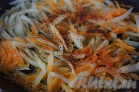 Хорошо разогреть растительное масло в сковороде, выложить морковку с луком и обжарить, периодически помешивая, на среднем огне до мягкости овощей (ориентировочно в течение 7-8 минут), немного посолить, добавить специи (я добавила чёрный молотый перец и паприку), перемешать, снять с огня, дать немного остыть.