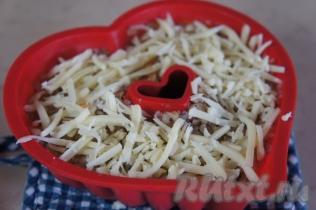 Присыпать сверху сыром, натёртым на крупной тёрке.