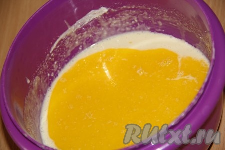 Сливочное масло растопить, дать немного остыть. Растопленное масло влить в смесь яиц и манки, перемешать.