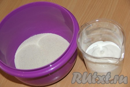 В небольшую ёмкость выложить сметану, всыпать манку, тщательно перемешать и оставить минут на 30 для набухания манки.