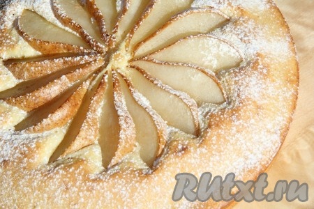 Выпекать манник с грушами при температуре 180 градусов примерно 35-40 минут (для того чтобы проверить готовность, проколите тесто сухой деревянной зубочисткой, если после этого зубочистка останется сухой и чистой, значит наш манник готов). Достать форму с готовым пирогом из духовки. Дать остыть, вынуть из формы. По желанию, посыпать сахарной пудрой. Вкусный, аппетитный манник с грушами, приготовленный из теста, замешанного на сметане, можно подавать к столу и начинать чаепитие!