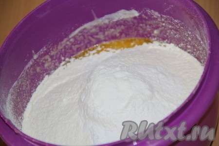 Затем добавить разрыхлитель, частями начать добавлять просеянную муку, хорошо перемешивая. Тесто для манника, замешанное на сметане, по консистенции должно получиться, как достаточно густая сметана.