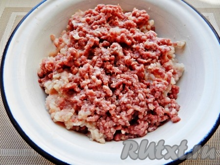 Из мяса и одной луковицы приготовить фарш. Я использовала говядину и куриное филе в равных пропорциях.
