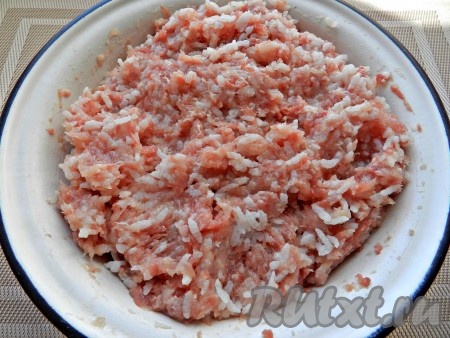 Добавить в фарш отваренный рис, соль и чёрный молотый перец.