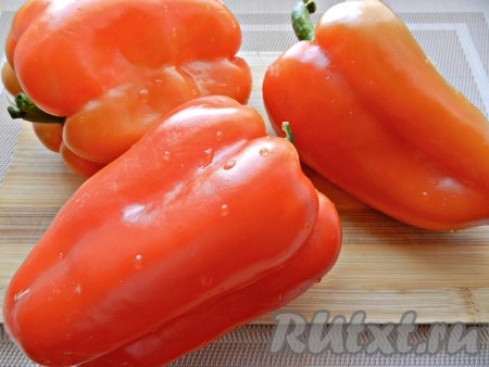 Перец вымыть и обсушить.