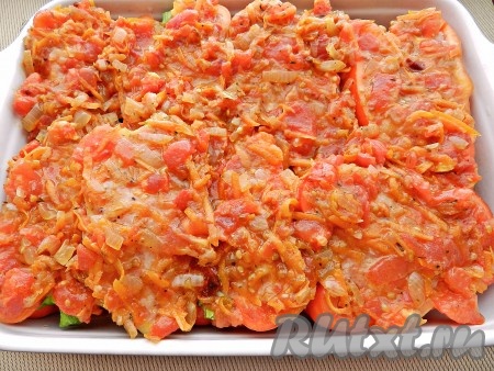 Сверху выложить весь овощной соус и поставить форму с фаршированными половинками перца в духовку. Запекать при температуре 180 градусов 1 час или немного более, если перцы очень крупные. Готовность проверить острым ножом - он должен легко протыкать перцы.
