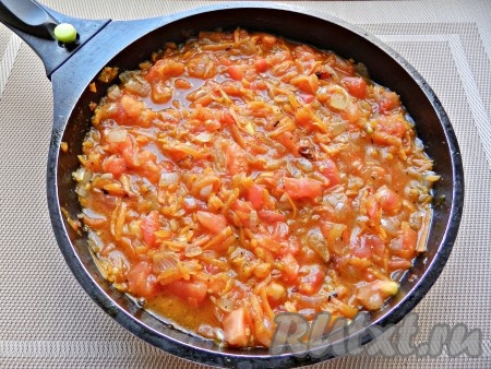 В сковороде на растительном масле обжарить лук и морковь, посолить, приправить специями (я добавила 1 чайную ложку смеси специй, в которую входили чёрный и красный перец, паприка, петрушка, базилик, майоран, чабер, зира, кориандр). Затем добавить нарезанные помидоры и потушить вместе минут 5, снять с огня.