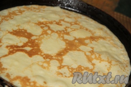 Сковороду хорошо разогреть, смазать растительным маслом перед выпечкой первого блина (если качество покрытия сковороды хорошее, в дальнейшем её можно маслом не смазывать). Вылить немного теста и равномерно распределить его по сковороде. Выпекать банановый блин с двух сторон до золотистости на среднем огне. Затем аккуратно переложить аппетитный блинчик на тарелку, а из оставшегося теста пожарить все блины, складывая их горкой на тарелочку. Тесто нужно периодически перемешивать.