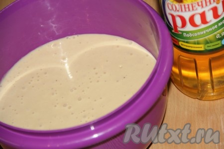 Банан очистить от кожуры, нарезать на кусочки и растереть его в пюре вилкой. Затем добавить к банановому пюре яйца, соль, сахар, молоко, хорошо взбить венчиком. Всыпать просеянную муку и ещё раз взбить. Добавить 3 столовых ложки растительного масла и хорошо перемешать ложкой. Тесто получается не густым, оно будет хорошо растекаться в дальнейшем по сковороде.