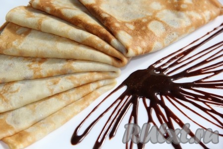 Блины, приготовленные из бананов, яиц и молока, получаются тонкими, нежными и ароматными. Я подала эти аппетитные банановые блинчики с шоколадным соусом.