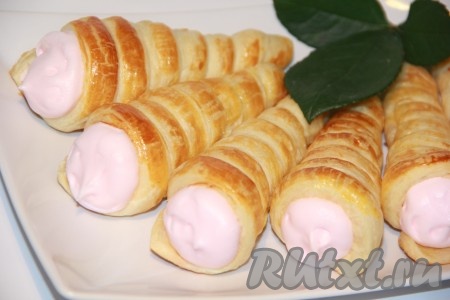 Охлаждённые сливки взбить с сахарной пудрой до стойких пиков. Я слегка окрасила сливки клубничным сиропом, добавив пару капель сиропа во время взбивания. Наполнить трубочки сливками, я это сделала с помощью кондитерского шприца, и можно подавать к столу. Рецепт приготовления слоеных трубочек прост, но наполнив их начинкой, вы получите лакомство, от которого не смогут отказаться ни дети, ни взрослые.
