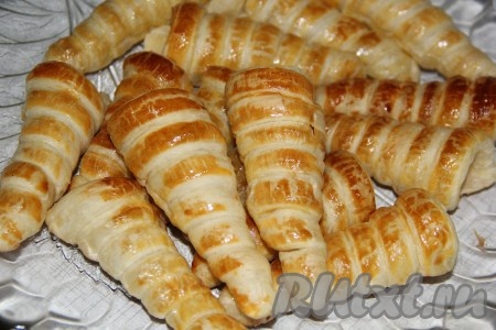 Выпекать трубочки при температуре 200 градусов примерно 15 минут до золотистого цвета. Готовые слоеные трубочки остудить на конусах, а затем снять.
