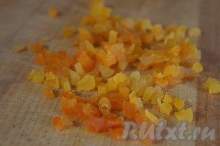 Курагу залить кипятком и оставить минут на 5, затем воду слить. Выложить курагу на бумажное (или тканевое) полотенце, оставить не несколько минут, чтобы она обсохла, а затем мелко нарезать.