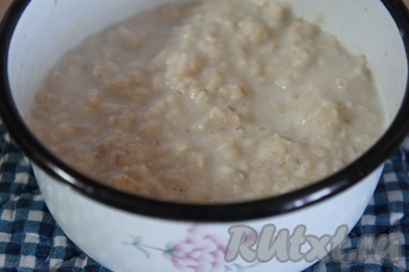 Овсяные хлопья у меня были обычные, на варку таких хлопьев уходит 20 минут (время приготовления указано на упаковке). В кастрюльку всыпать хлопья, добавить сахар, соль и влить молоко, перемешать. Поставить на средний огонь.  Как только молоко закипит, варить овсянку на небольшом огне в течение 10 минут, периодически помешивая. Если у вас овсяные хлопья быстрого приготовления (об этом тоже указано на упаковке), тогда вам потребуется чуть меньше молока (200 миллилитров) и на варку уйдет от 3 до 5 минут (смотрите время варки на упаковке каши). И для овсянки быстрого приготовления нарезанную курагу добавляйте в кашу сразу, вместе с овсянкой.